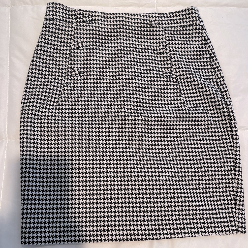 H&M black houndstooth mini skirt - CUTE!